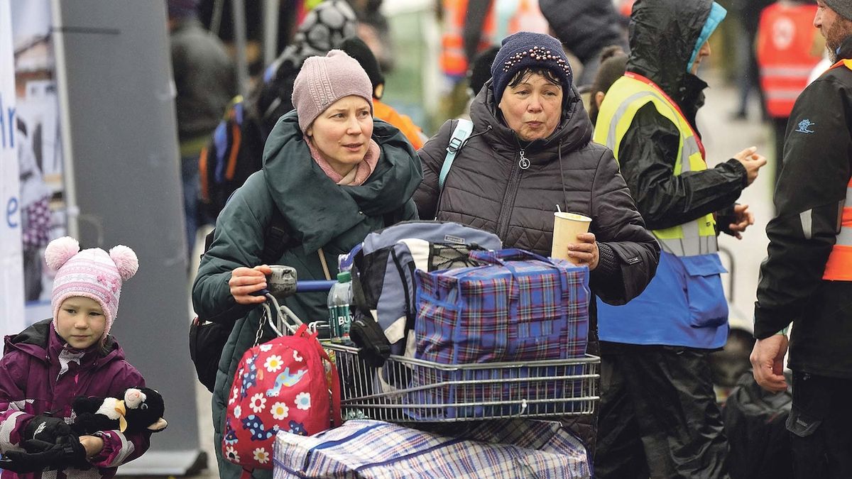 Pro pomoc lidem z Ukrajiny je téměř 90 procent Čechů, většina ji má za moc štědrou